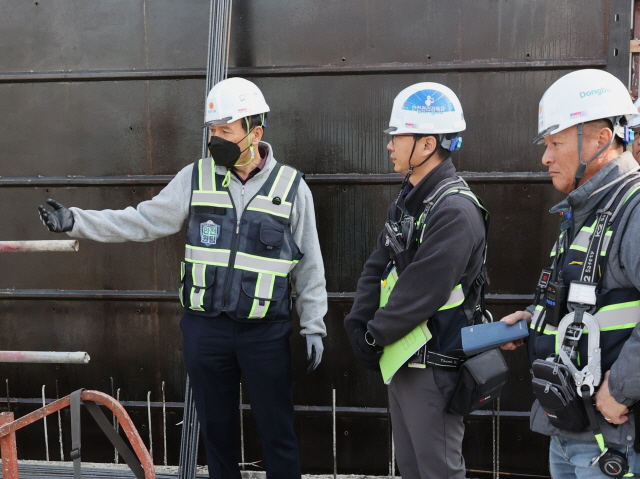 ▲ 윤진오 동부건설 대표이사(왼쪽)가 현장 안전점검을 실시하고 있다ⓒ동부건설