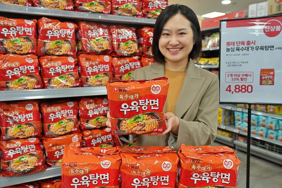 ▲ 롯데마트 제타플렉스 잠실점에서 우육탕면을 홍보하는 MD의 모습ⓒ롯데마트