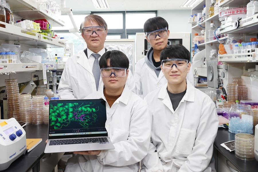 ▲ 사진 왼쪽부터 생명화학공학과 이상엽 교수(위), 생명화학공학과 지홍근 박사과정(위), 생명화학공학과 김하림 박사과정.ⓒKAIST