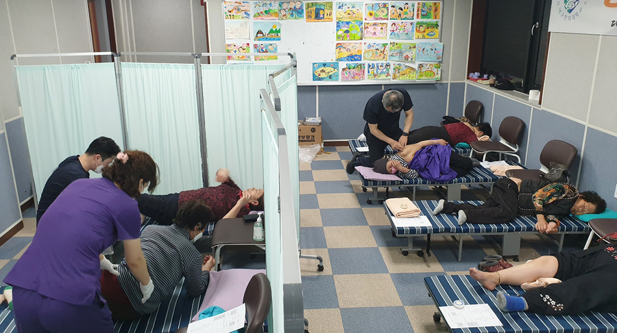 ▲ 대구한의대학교(총장 변창훈) 포항한방병원은 지난 3월 29일부터 경북 영덕군 산불 피해 이재민을 대상으로 한방의료봉사를 진행했다.ⓒ대구한의대