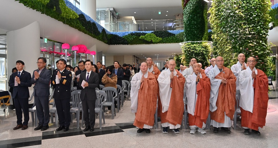 ▲ 김태흠 충남도지사(왼쪽 4번째)가 7일 오후 도청 1층 로비에서 열린 ‘불기 2569년 부처님오신날 봉축 연등법회’에서 스님들과 함께 합장을 하며 부처님의 대자대비하심이 온 세상에 가득하기를 기원하고 있다.ⓒ충남도