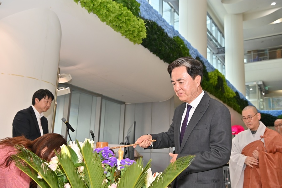 ▲ 김태흠 충남도지사가 7일 오후 도청 로비에서 열린  ‘불기 2569년 부처님오신날 봉축 연등법회’에서 관불식을 하고 있다.ⓒ충남도