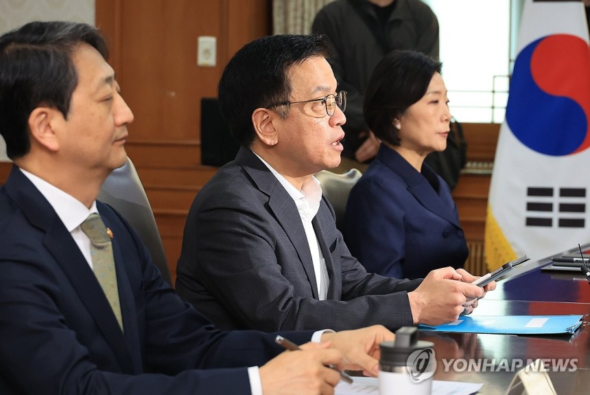 ▲ 최상목 부총리 겸 기획재정부 장관이 8일 서울 종로구 정부서울청사에서 미국 관세 부과에 따른 분야별 영향 점검을 논의하기 위해 열린 경제관계장관 간담회에서 발언하고 있다. ⓒ연합뉴스