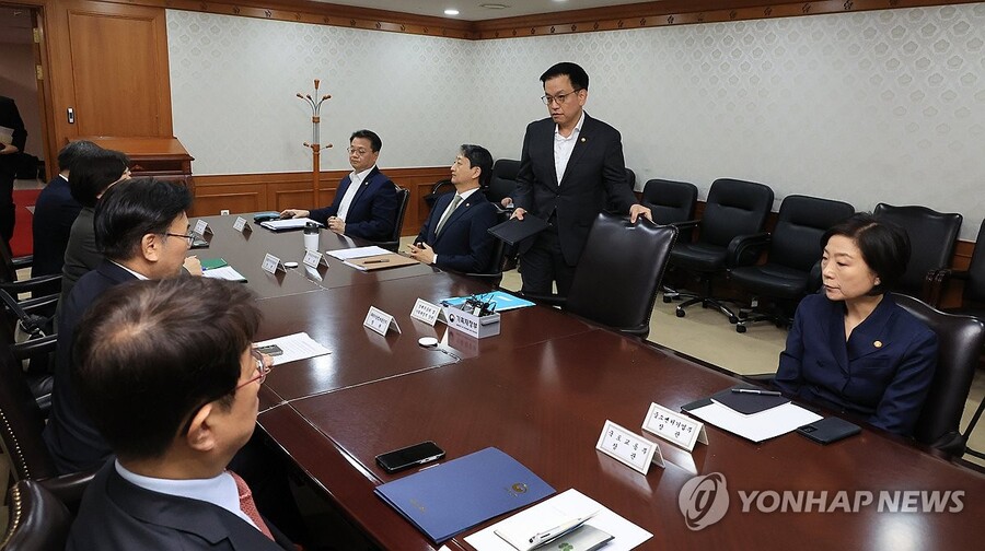 ▲ 최상목 부총리 겸 기획재정부 장관이 8일 서울 종로구 정부서울청사에서 미국 관세 부과에 따른 분야별 영향 점검을 논의하기 위해 열린 경제관계장관 간담회에 참석하고 있다. ⓒ연합뉴스