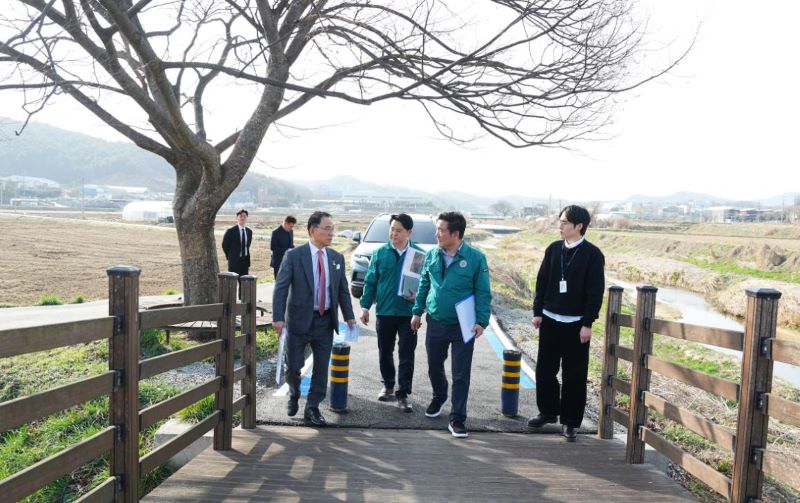 ▲ 박상돈 천안시장이 지난달 26일 승천천 멜론길 준공 현장을 방문해 시설물을 점검하고 있다.ⓒ천안시