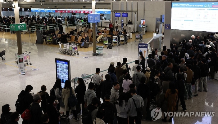 ▲ 연휴가 시작된 3월1일 인천국제공항 제1여객터미널 출국장에서 승객들이 탑승 수속을 위해 줄을 서고 있다. ⓒ연합뉴스