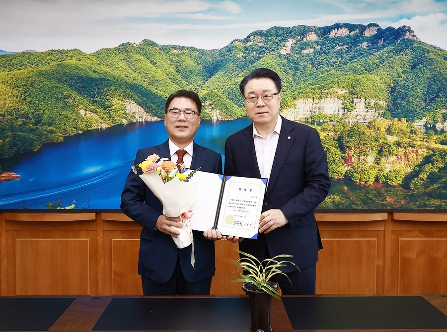 ▲ 화순군문화관광재단 제2대 대표이사로 취임한 구종천 대표 (왼쪽) ⓒ 화순군 제공