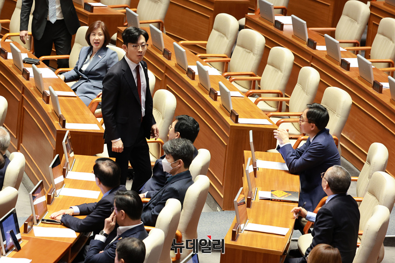 ▲ 박충권 국민의힘 의원이 2일 오후 국회에서 열린 본회의에서 헌법재판소재판관마은혁임명촉구결의안에 대한 강유정 더불어민주당 의원의 찬성 토론 중 공산주의자 발언을 한 것과 관련해 민주당 의원들과 언쟁을 벌이고 있다. ⓒ이종현 기자