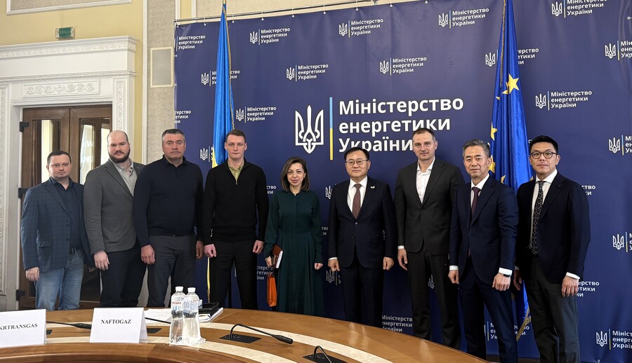 ▲ 명노현 LS 부회장(오른쪽 네 번째)이 우크라이나 키이우에서 에너지부, 농업정책·식품부, 경제부 인사들과 상호협력 방안을 논의했다. ⓒLS