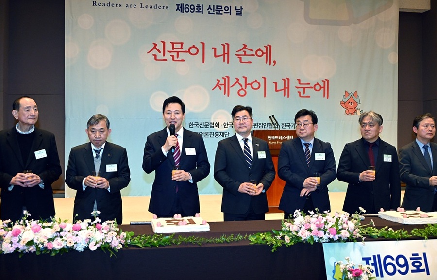 ▲ 오세훈 서울시장이 7일(월) 한국프레스센터에서 열린 '제69회 신문의 날' 기념축하연에 참석해 건배 제의하고 있다. ⓒ서울시