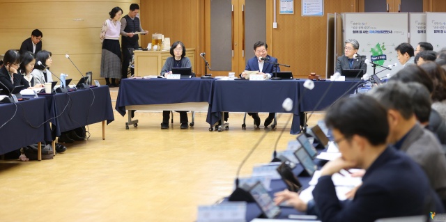 ▲ 지난 3월 28일 시청 대회의실에서 2025년 제1회 탄소중립녹색성장위원회가 진행되고 있다. 이날 회의에서 '광명시 탄소중립 녹색성장 기본계획'을 심의하고 최종 확정했다. ⓒ광명시 제공