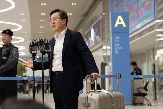 ▲ 김동연 경기도지사가 지난 1월 인천공항에서 다보스포럼 관련 브리핑을 하고 있다. ⓒ경기도 제공