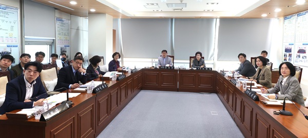 ▲ 오과영의장이 8일 운영위원회 및 전체 의원들과 간담회를 가졌다.ⓒ동구의회