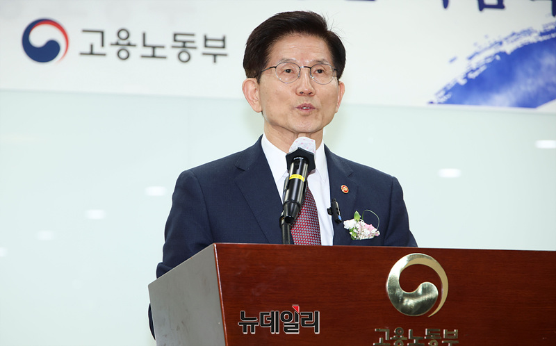 ▲ 김문수 고용노동부 장관이 8일 오후 정부세종청사에서 열린 이임식에서 이임사를 하고 있다. ⓒ서성진 기자