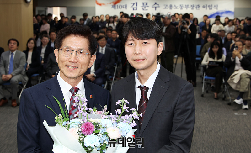 ▲ 김문수 고용노동부 장관이 8일 오후 정부세종청사에서 열린 이임식에서 꽃다발을 받고 있다. ⓒ서성진 기자