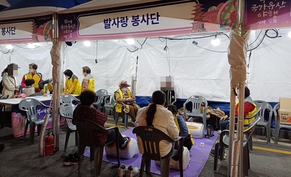 ▲ 굿뜨래 전문봉사단이 부여 축제장에서 건강 체험 부스를 설치해 큰 호응을 얻었다.ⓒ부여군