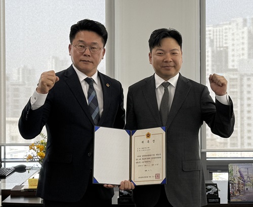▲ 노금식 충청광역연합의회 의장(왼쪽)이 지난 7일 입법·법률 고문을 위촉한 뒤 힘찬 출발을 다짐하고 있다.ⓒ충청광역연합의회