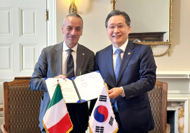 ▲ 윤영빈(오른쪽) 우주항공청장과 테오도로 발렌테 이탈리아 우주청장이 업무협약을 체결한 후 기념촬영을 하고 있다.ⓒ우주항공청