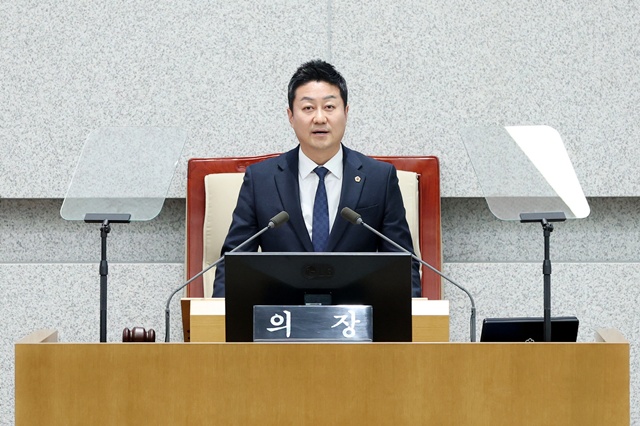 ▲ 김진경 경기도의회 의장(민주·시흥3)이 8일 도의회에서 열린 제383회 임시회 본회의에 참석해 개회사를 하고 있다. ⓒ경기도의회 제공