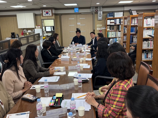 ▲ 수원특례시의회 보건복지위원회 의원들이 수원시어린이집연합회 임원진과 간담회를 하고 있다. ⓒ수원시의회 제공