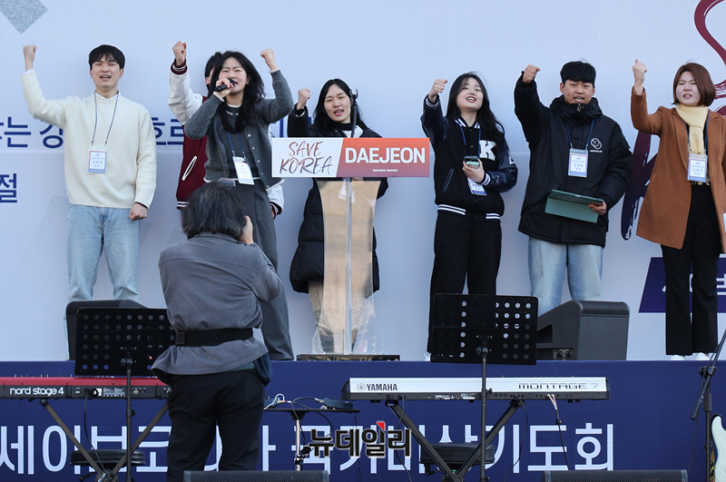 ▲ '탄핵을반대하는청년모임' 권예영 대표를 비롯한 대학생들이 지난 2월 22일 오후 대전시청 남문광장에서 열린 윤석열 대통령 탄핵반대 '세이브코리아(Save Korea) 국가비상기도회'에서 발언하고 있다. ⓒ정상윤 기자