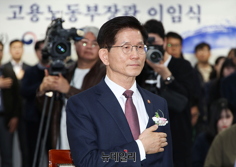 ▲ 김문수 고용노동부 장관이 8일 오후 정부세종청사에서 열린 이임식에서 국민의례를 하고 있다. ⓒ세종=서성진 기자