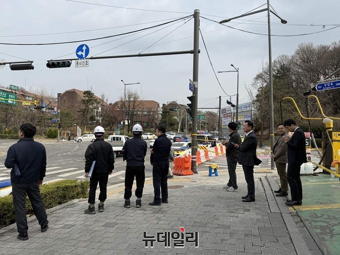 ▲ 지난달 27일 오후 서울 강동구 명일동 싱크홀 사고 지점에서 강동구의회 관계자들이 현장 점검을 실시하고 있다. ⓒ정혜영 기자