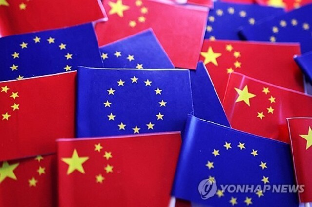 ▲ 유럽연합 깃발과 중국 국기. 출처=로이터ⓒ연합뉴스
