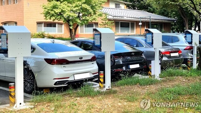 ▲ 지상에 설치된 전기차 충전시설 ⓒ연합뉴스