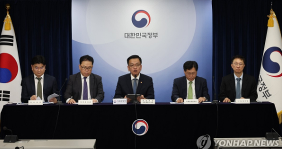 ▲ 최상목 경제부총리 겸 기획재정부 장관이 9일 서울 종로구 정부서울청사에서 한국이 세계 3대 채권지수인 세계국채지수(WGBI·World Government Bond Index)에 편입한 것과 관련해 브리핑하고 있다. ⓒ연합뉴스