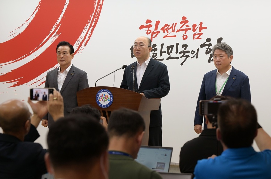 ▲ 김기영 충남도 행정부지사가 지난해 8월 28일 충남도청 프레스센터에서 건양대 글로컬대학 선정과 관련해 기자회견을 하고 있다. 사진 왼쪽은 백성현 논산시장, 오른쪽은 김용하 건양대 총장.ⓒ충남도