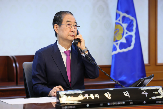 ▲ 한덕수 대통령 권한대행 국무총리가 8일 정부서울청사에서 도널드 트럼프 미국 대통령과 통화하고 있다. (사진=국무총리실 제공) 2025.04.08. ⓒ뉴시스