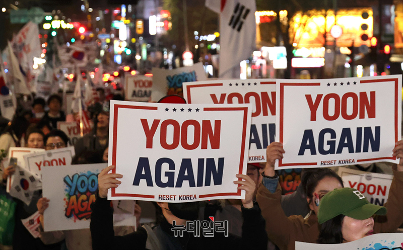 ▲ 8일 서울 용산구 이태원에서 시작된 보수 단체 '자유대학'의 '윤어게인' 행진 모습ⓒ뉴데일리 정상윤 기자