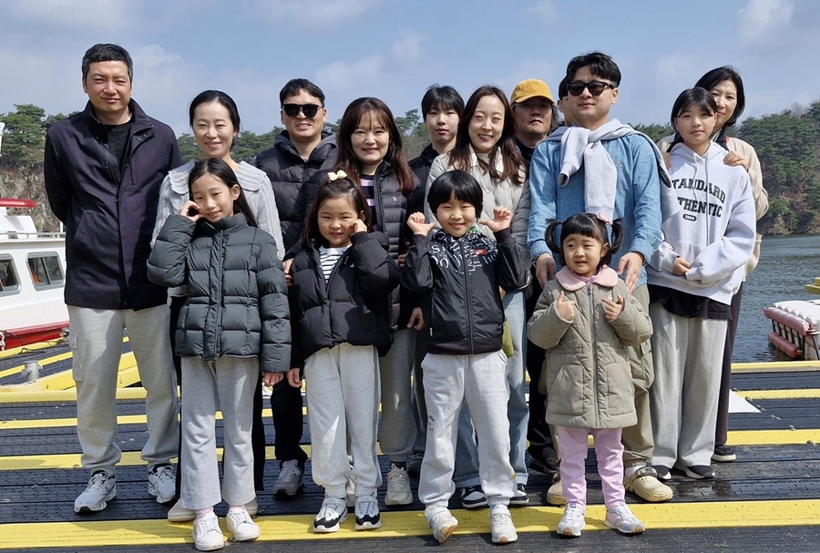 ▲ 2025년 첫 프로그램 ‘미선나무 향기 찾아 괴산 봄나들이’라는 주제로 지난 5~6일 1박 2일 진행된 프로그램 참가자들이 기념촬영을 하고 있다.ⓒ괴산군