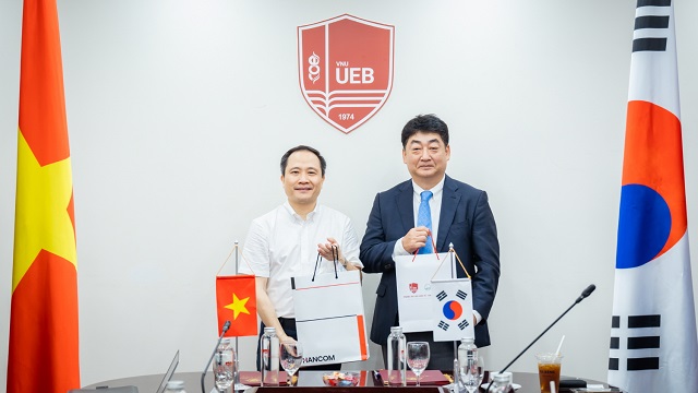 ▲ 오른쪽부터 진성식 한컴 최고수익책임자(CRO)과 르 쭝 타잉(Le Trung Thanh) 국립경제대학교 총장.ⓒ한글과컴퓨터