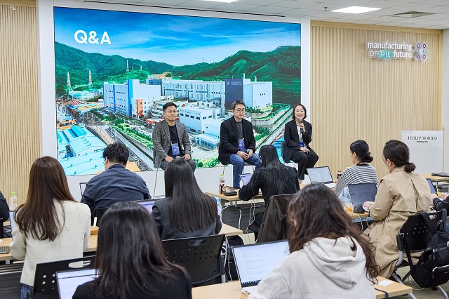 ▲ (왼쪽부터)정창권 양산 공장 엔지니어링 부문 총괄 이사, 차용준 양산 공장 생산 부문 총괄 이사, 김기화 커뮤니케이션 총괄이 질의응답을 하고 있다.ⓒ한국필립모리스