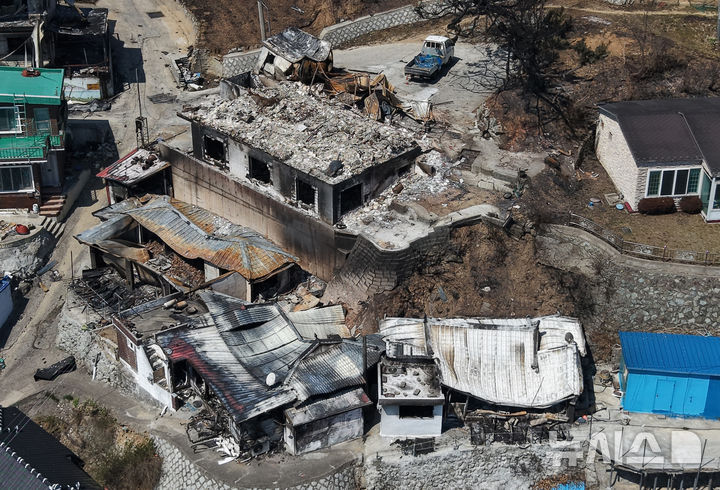 ▲ 지난 1일 경북 영덕군 영덕읍 노물리 마을이 산불로 전소돼 폐허가 되어 있다. ⓒ뉴시스