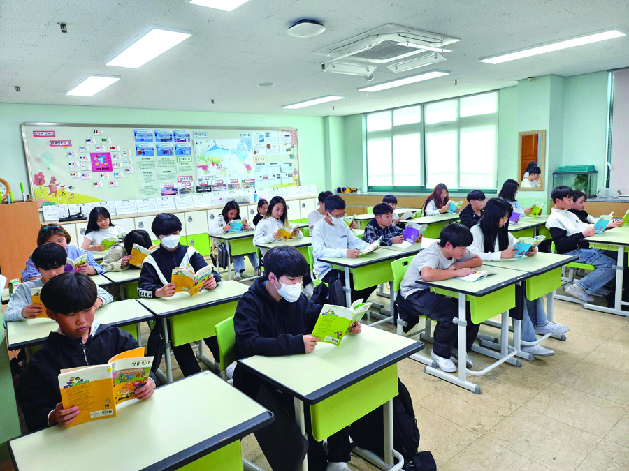 ▲ 전주 용화초등학교 학생들이 학급독서 활동에 임하고 있다. ⓒ전북특별자치도교육청 제공