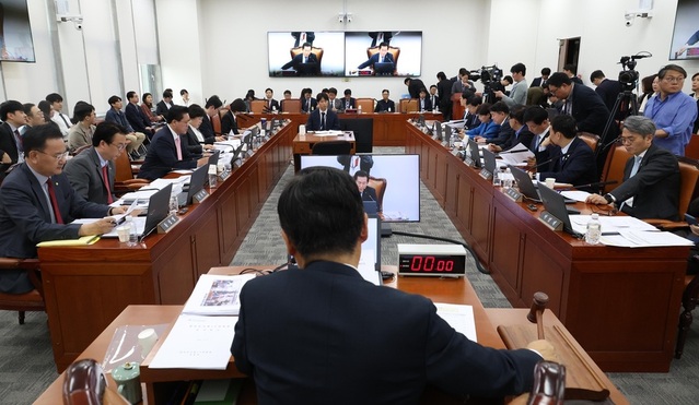 ▲ 정청래 국회 법사위원장이 9일 오전 서울 여의도 국회에서 열린 법제사법위원회 전체회의에서 의사봉을 두드리고 있다. 2025.04.09. ⓒ뉴시스