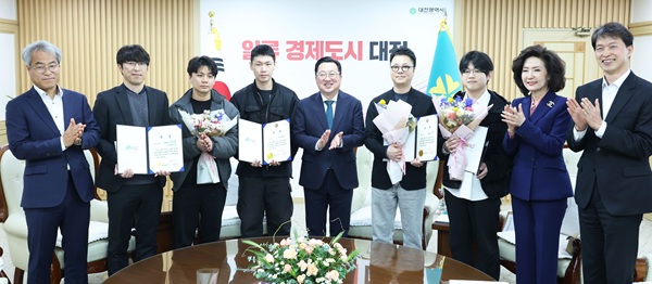 ▲ 9일 오전 대전시청에서 열린 대전 도시철도 2호선 정거장 디자인 공모’시상식에서 이장우 대전시장과 이진숙 심사위원장이 수상자 10명에게 시상을 하고 있다.ⓒ대전시