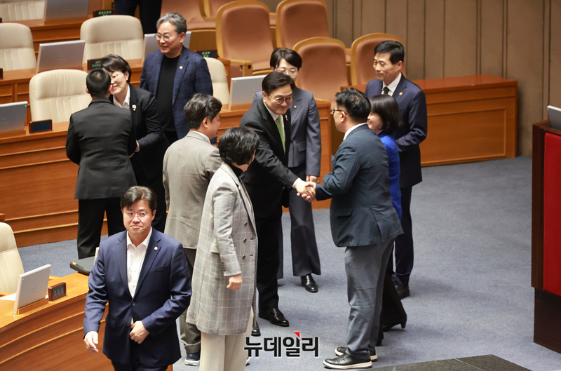 ▲ 우원식 국회의장이 4일 오후 국회에서 열린 본회의를 마친 뒤 야당 의원들과 인사하고 있다. ⓒ이종현 기자