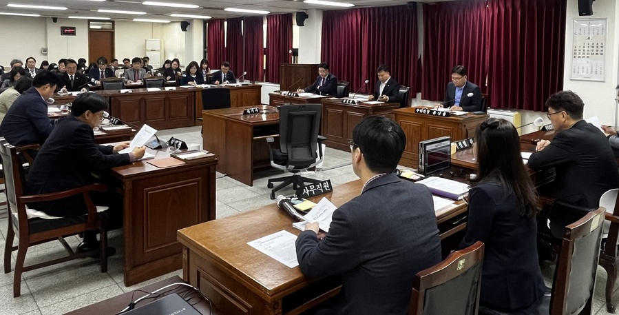 ▲ 충북도의회 교육위원회(위원장 이정범)가 9일 교육위원회 회의실에서 오는 21일 개회하는 제425회 임시회에 대비해 충북교육청과 정례 간담회를 하고 있다.ⓒ충북도의회