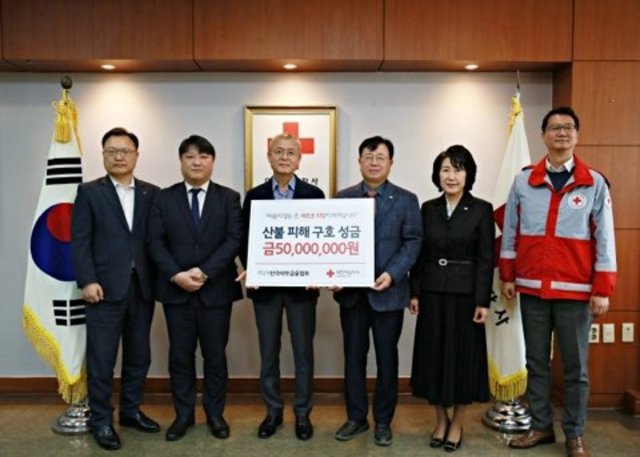 ▲ (왼쪽부터) 한국대부금융협회 이재선 전무이사, 대한채권관리대부 김준태 대표이사, 한국대부금융협회 정성웅 회장, 대한적십자사 서울지사 권영규 회장, 허혜숙 사무처장, 윤종옥 팀장ⓒ한국대부금융협회