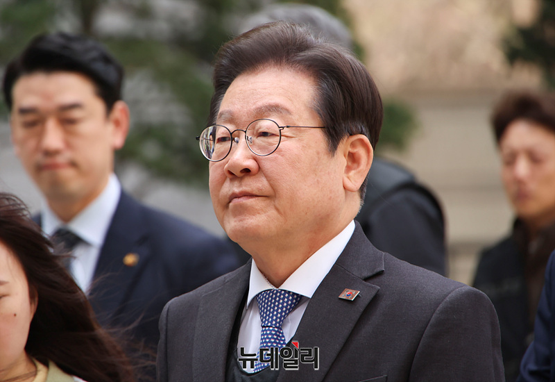 ▲ 이재명 더불어민주당 대표가 8일 오전 서울 서초구 서울중앙지법에서 열린 '대장동 배임·성남FC 뇌물' 1심 속행 공판에 출석하고 있다. ⓒ서성진 기자