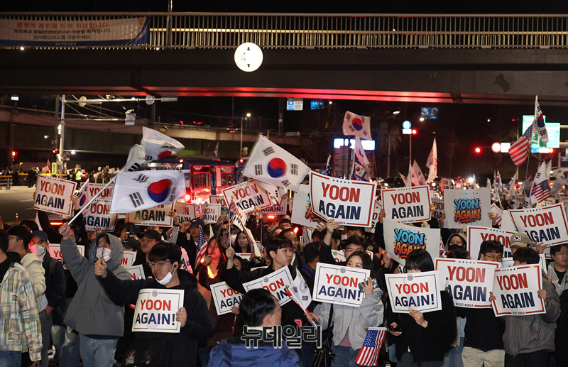 ▲ 탄핵 반대 과정에서 2030의 새로운 문화운동이 탄생했다. 지금 이들은《Yoon Again》피켓과 구호를 외치고 있지만, 조만간 탄핵찬반전쟁 중에 형성된 새로운 우파 의제(아젠다)와 가치를 쟁취하고 수호하는 새로운 차원의 문화운동으로 전환될 조짐이다.《자유대학》이란 이름의 학생-교수 연대 조직도 활발하게 조직화 작업을 하는 등 새로운 정치문화 형성의 씨앗이 되고 있다. ⓒ 뉴데일리