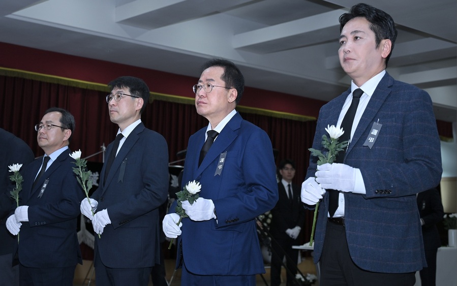 ▲ 홍준표 대구광역시장은 대구 북구에서 산불 진화 도중 헬기 추락으로 숨진 정궁호 기장을 추모하기 위해 4월 9일 오전 11시 동구청 4층 대회의실에 마련된 고(故) 정궁호 기장 분향소를 찾아 대구시 간부 공무원 30여 명과 함께 희생자의 넋을 기리며 헌화하고 참배했다.ⓒ대구시