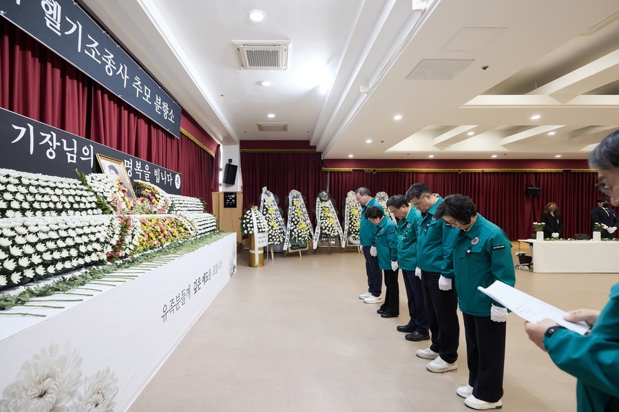 ▲ 대구광역시의회 이만규 의장을 비롯한 시의원들은 4월 9일 오후 2시 동구청 4층 대회의실에 마련된 산불진화 헬기조종사 추모 분향소를 찾아 헌화와 묵념을 하며 고(故)정궁호 기장의 안타까운 희생에 깊은 애도를 표했다.ⓒ대구시의회