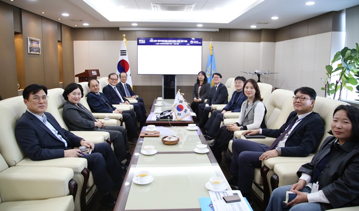 ▲ 민길수 중부지방고용노동청장이 지난 7일 한국항공대학교를 찾아 허희영 총장과 면담하고 있다.ⓒ항공대