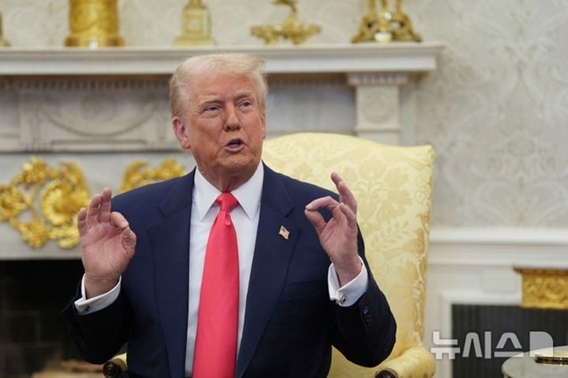 ▲ 도널드 트럼프 미국 대통령이 백악관에서 취재진 질문에 답하고 있다. 250312 AP/뉴시스. ⓒ뉴시스