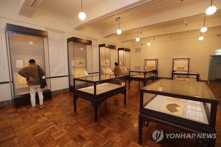 ▲ 지난 7일 서울 성북구 간송미술관에서 열린 특별전 '선우풍월(扇友風月): 부채, 바람과 달을 함께 나누는 벗'에서 관람객들이 작품을 살펴보고 있다.ⓒ연합뉴스